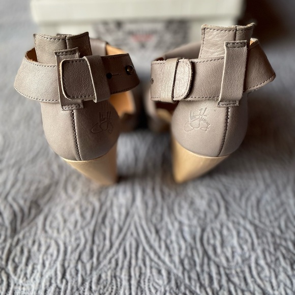 John Fluevog Rules T-strap platform - Picture 6 of 6